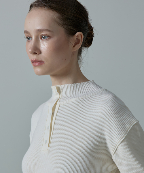 AHRE（アフレ）の「Aera Tension-Fit Henley Rib Half-Neck Knit_WHITE（ニット/セーター・レディース・その他・ONE）」の2枚目の写真