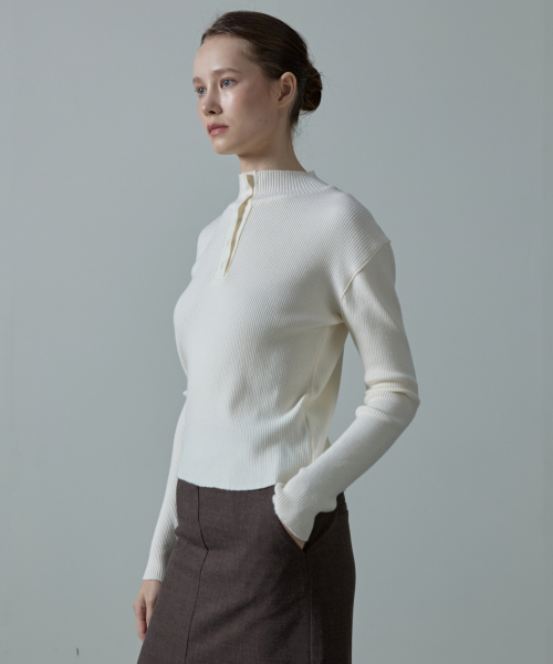 AHRE（アフレ）の「Aera Tension-Fit Henley Rib Half-Neck Knit_WHITE（ニット/セーター・レディース・その他・ONE）」の4枚目の写真