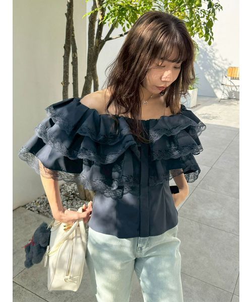 LILY BROWN(リリーブラウン)の「ボリュームフリルオフショルブラウス(シャツ/ブラウス・レディース・ネイビー/ホワイト/グリーン・F)」の3枚目の写真