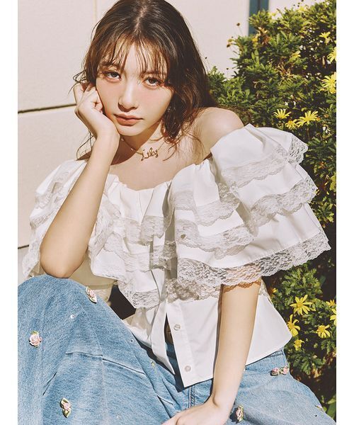 LILY BROWN(リリーブラウン)の「ボリュームフリルオフショルブラウス(シャツ/ブラウス・レディース・ネイビー/ホワイト/グリーン・F)」の4枚目の写真