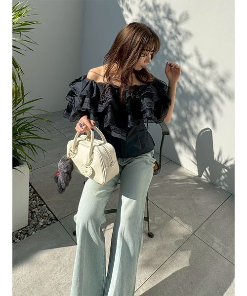 LILY BROWN(リリーブラウン)の「ボリュームフリルオフショルブラウス(シャツ/ブラウス・レディース・ネイビー/ホワイト/グリーン・F)」の15枚目の写真