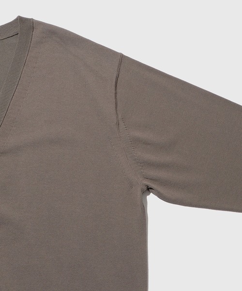 ADAM ET ROPE'（アダムエロペ）の「強撚プレーティングニットカーディガン（カーディガン/ボレロ・メンズ・ブラック/チャコールグレー・L/M）」の6枚目の写真