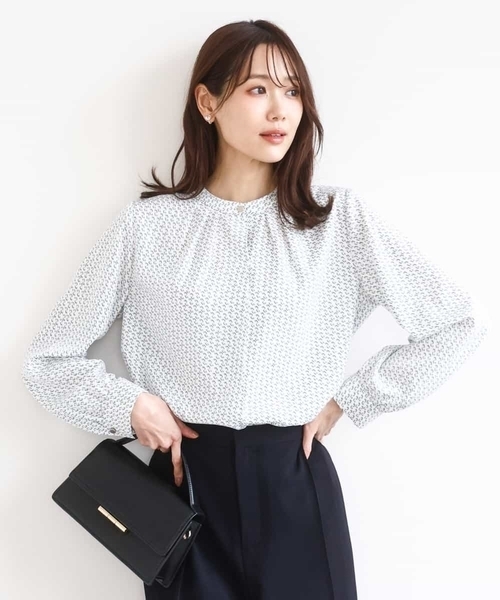 MK MICHEL KLEIN(エムケーミッシェルクラン)の「幾何柄バンドカラーブラウス/洗える(シャツ/ブラウス・レディース・ライトブルー/アイボリー・38)」の2枚目の写真
