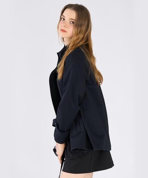 To b. by agnes b.（トゥービーバイアニエスベー）の「コットン スタンドカラー ジップアップ ショートコート（その他アウター・レディース・ネイビー・FREE）」の2枚目の写真