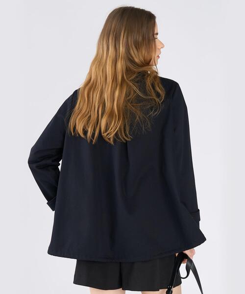 To b. by agnes b.（トゥービーバイアニエスベー）の「コットン スタンドカラー ジップアップ ショートコート（その他アウター・レディース・ネイビー・FREE）」の3枚目の写真