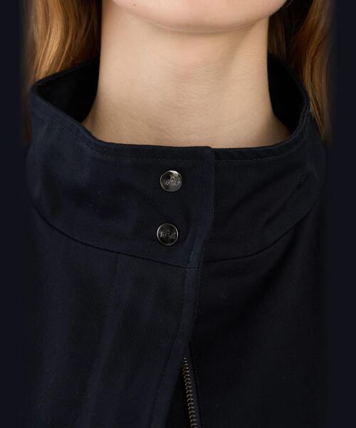 To b. by agnes b.（トゥービーバイアニエスベー）の「コットン スタンドカラー ジップアップ ショートコート（その他アウター・レディース・ネイビー・FREE）」の6枚目の写真