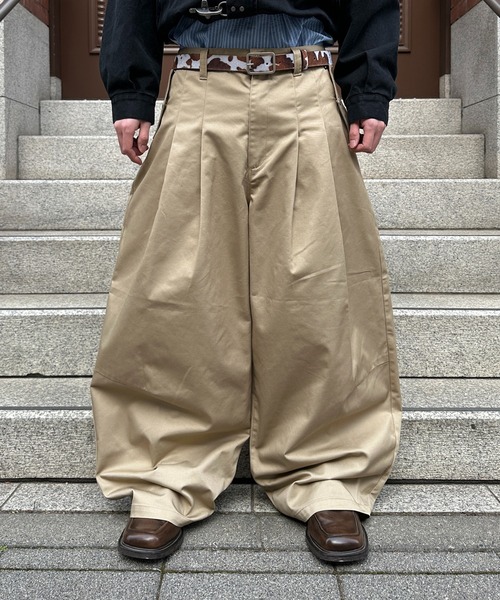 kutir（クティール）の「2TUCK BUGGY BALLOON CHINO PANTS／2タックバギーバルーンチノパン（チノパンツ・メンズ・ベージュ/ブラック・MEDIUM/SMALL/LARGE）」の2枚目の写真