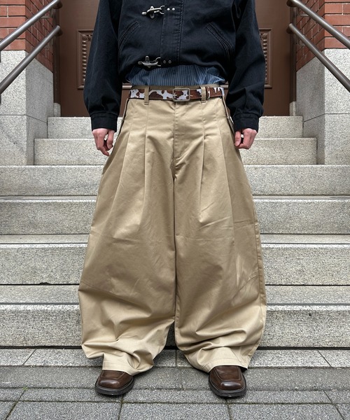 kutir（クティール）の「2TUCK BUGGY BALLOON CHINO PANTS／2タックバギーバルーンチノパン（チノパンツ・メンズ・ベージュ/ブラック・MEDIUM/SMALL/LARGE）」の13枚目の写真