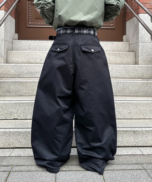kutir（クティール）の「2TUCK BUGGY BALLOON CHINO PANTS／2タックバギーバルーンチノパン（チノパンツ・メンズ・ベージュ/ブラック・MEDIUM/SMALL/LARGE）」の5枚目の写真