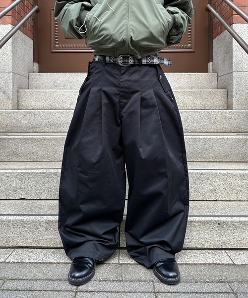 kutir（クティール）の「2TUCK BUGGY BALLOON CHINO PANTS／2タックバギーバルーンチノパン（チノパンツ・メンズ・ベージュ/ブラック・MEDIUM/SMALL/LARGE）」の3枚目の写真
