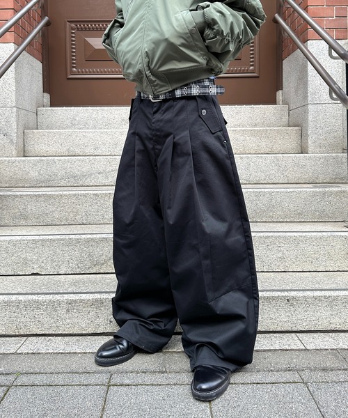 kutir（クティール）の「2TUCK BUGGY BALLOON CHINO PANTS／2タックバギーバルーンチノパン（チノパンツ・メンズ・ベージュ/ブラック・MEDIUM/SMALL/LARGE）」の4枚目の写真