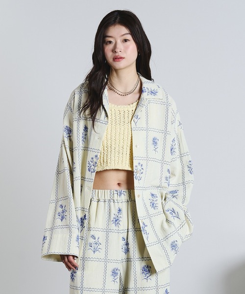 ROSE BUD（ローズバッド）の「(mag.by c)EMBROIDERY L/S SHIRT（パーカー・レディース・オフホワイト/ブラック・ONE SIZE）」の3枚目の写真