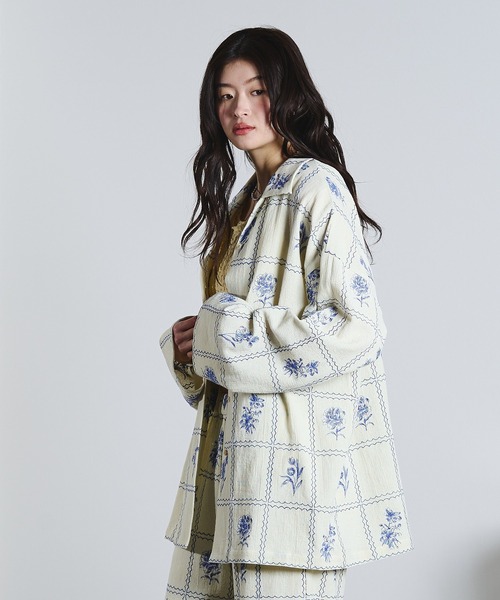 ROSE BUD（ローズバッド）の「(mag.by c)EMBROIDERY L/S SHIRT（パーカー・レディース・オフホワイト/ブラック・ONE SIZE）」の4枚目の写真