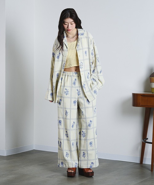 ROSE BUD（ローズバッド）の「(mag.by c)EMBROIDERY L/S SHIRT（パーカー・レディース・オフホワイト/ブラック・ONE SIZE）」の6枚目の写真