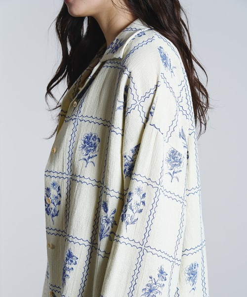 ROSE BUD（ローズバッド）の「(mag.by c)EMBROIDERY L/S SHIRT（パーカー・レディース・オフホワイト/ブラック・ONE SIZE）」の10枚目の写真