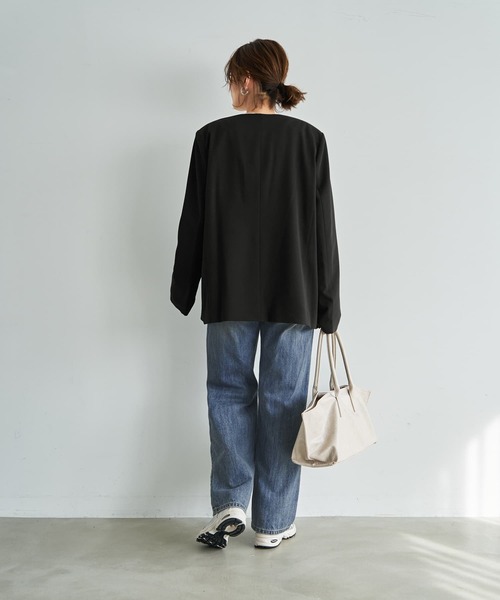 STYLE DELI(スタイルデリ)の「【LUXE】ラウンドネックノーカラージャケット(ノーカラージャケット・レディース・ブラック/チャコールグレー・FREE)」の5枚目の写真
