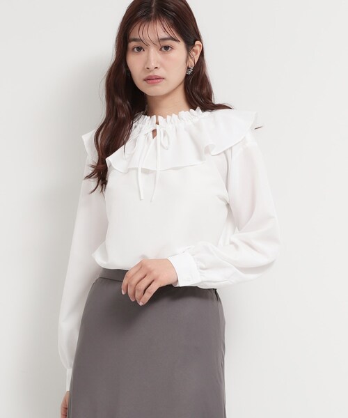THE SHOP TK （ザ ショップ ティーケー ）の「大人のフェミニンカジュアルに エアリーフリルブラウス（シャツ/ブラウス・レディース・サックスブルー/ライトベージュ/オフホワイト・13/12）」の2枚目の写真