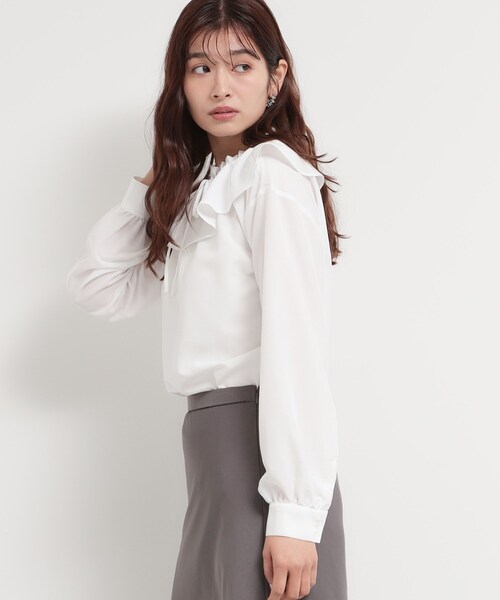 THE SHOP TK （ザ ショップ ティーケー ）の「大人のフェミニンカジュアルに エアリーフリルブラウス（シャツ/ブラウス・レディース・サックスブルー/ライトベージュ/オフホワイト・13/12）」の7枚目の写真