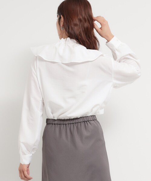 THE SHOP TK （ザ ショップ ティーケー ）の「大人のフェミニンカジュアルに エアリーフリルブラウス（シャツ/ブラウス・レディース・サックスブルー/ライトベージュ/オフホワイト・13/12）」の8枚目の写真