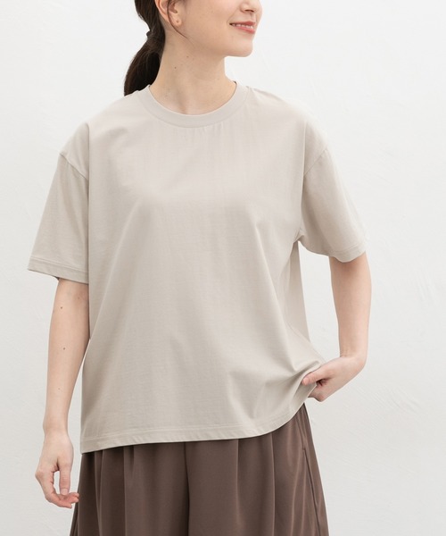 Honeys(ハニーズ)の「【ハニさら・接触冷感・UVカット・遮熱】きれいめTシャツ(Tシャツ/カットソー・レディース・ピンク/オフホワイト/イエロー/ブラック/グリーン/ベージュ/スミクロ/ブルー/ボルドー・LL/L/3L/M/SS/S)」の4枚目の写真