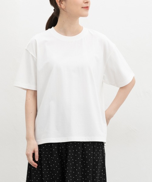 Honeys(ハニーズ)の「【ハニさら・接触冷感・UVカット・遮熱】きれいめTシャツ(Tシャツ/カットソー・レディース・ピンク/オフホワイト/イエロー/ブラック/グリーン/ベージュ/スミクロ/ブルー/ボルドー・LL/L/3L/M/SS/S)」の2枚目の写真