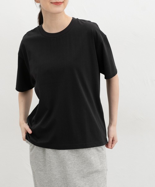 Honeys(ハニーズ)の「【ハニさら・接触冷感・UVカット・遮熱】きれいめTシャツ(Tシャツ/カットソー・レディース・ピンク/オフホワイト/イエロー/ブラック/グリーン/ベージュ/スミクロ/ブルー/ボルドー・LL/L/3L/M/SS/S)」の3枚目の写真