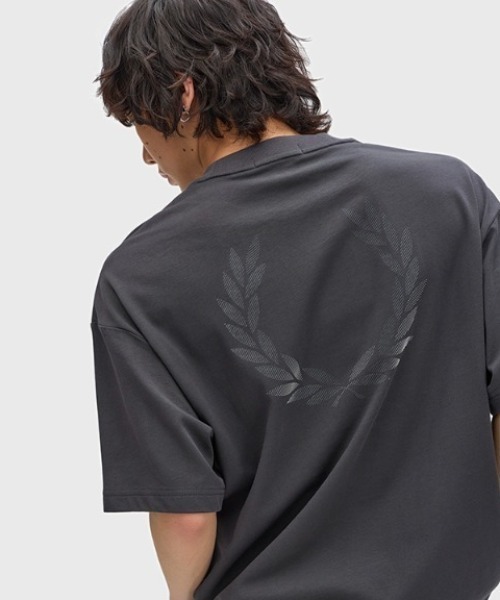 FRED PERRY(フレッドペリー)の「Back Print Laurel Wreath T-Shirt/バックプリントローレルリースTシャツ(Tシャツ/カットソー・メンズ・グレー/ホワイト・S/L/M)」の2枚目の写真