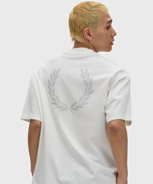 FRED PERRY(フレッドペリー)の「Back Print Laurel Wreath T-Shirt/バックプリントローレルリースTシャツ(Tシャツ/カットソー・メンズ・グレー/ホワイト・S/L/M)」の1枚目の写真