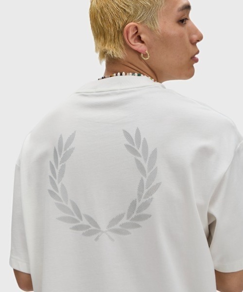 FRED PERRY(フレッドペリー)の「Back Print Laurel Wreath T-Shirt/バックプリントローレルリースTシャツ(Tシャツ/カットソー・メンズ・グレー/ホワイト・S/L/M)」の6枚目の写真