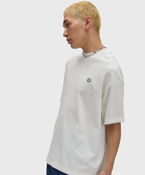 FRED PERRY(フレッドペリー)の「Back Print Laurel Wreath T-Shirt/バックプリントローレルリースTシャツ(Tシャツ/カットソー・メンズ・グレー/ホワイト・S/L/M)」の4枚目の写真