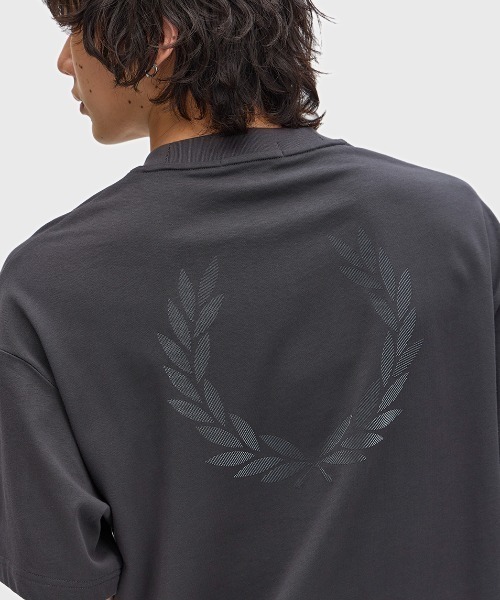 FRED PERRY(フレッドペリー)の「Back Print Laurel Wreath T-Shirt/バックプリントローレルリースTシャツ(Tシャツ/カットソー・メンズ・グレー/ホワイト・S/L/M)」の14枚目の写真