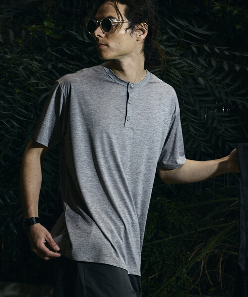 Ограниченный выпуск RUSSELL ATHLETIC × FREAK’S STORE — футболка Dry-Power, легкая, быстросохнущая, с дышащей тканью и фирменным логотипом