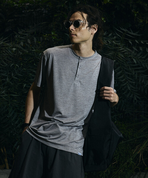 Russell Athletic（ラッセルアスレティック）の「限定展開 RUSSELL ATHLETIC×FREAK'S STORE ラッセル アスレチック 別注 Dry-Power ヘンリーネック Tシャツ 吸湿速乾 消臭（Tシャツ/カットソー・メンズ・ホワイト/チャコールグレー/アッシュグレー・LARGE/MEDIUM/SMALL）」の6枚目の写真