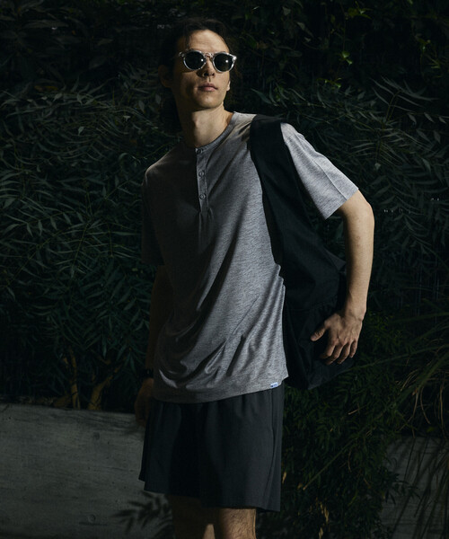 Russell Athletic（ラッセルアスレティック）の「限定展開 RUSSELL ATHLETIC×FREAK'S STORE ラッセル アスレチック 別注 Dry-Power ヘンリーネック Tシャツ 吸湿速乾 消臭（Tシャツ/カットソー・メンズ・ホワイト/チャコールグレー/アッシュグレー・LARGE/MEDIUM/SMALL）」の7枚目の写真