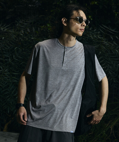 Russell Athletic（ラッセルアスレティック）の「限定展開 RUSSELL ATHLETIC×FREAK'S STORE ラッセル アスレチック 別注 Dry-Power ヘンリーネック Tシャツ 吸湿速乾 消臭（Tシャツ/カットソー・メンズ・ホワイト/チャコールグレー/アッシュグレー・LARGE/MEDIUM/SMALL）」の8枚目の写真