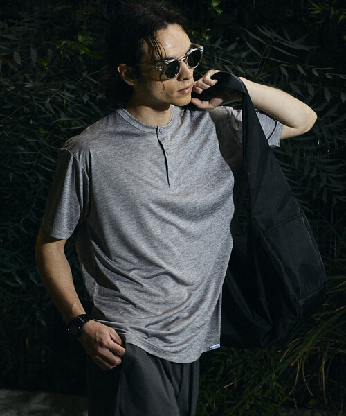 Russell Athletic（ラッセルアスレティック）の「限定展開 RUSSELL ATHLETIC×FREAK'S STORE ラッセル アスレチック 別注 Dry-Power ヘンリーネック Tシャツ 吸湿速乾 消臭（Tシャツ/カットソー・メンズ・ホワイト/チャコールグレー/アッシュグレー・LARGE/MEDIUM/SMALL）」の9枚目の写真