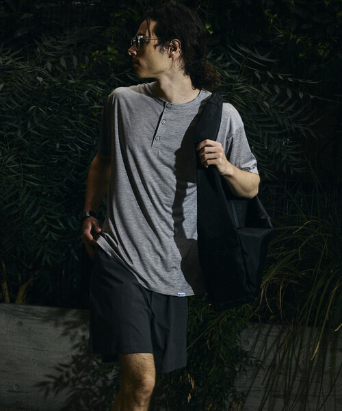 Russell Athletic（ラッセルアスレティック）の「限定展開 RUSSELL ATHLETIC×FREAK'S STORE ラッセル アスレチック 別注 Dry-Power ヘンリーネック Tシャツ 吸湿速乾 消臭（Tシャツ/カットソー・メンズ・ホワイト/チャコールグレー/アッシュグレー・LARGE/MEDIUM/SMALL）」の10枚目の写真