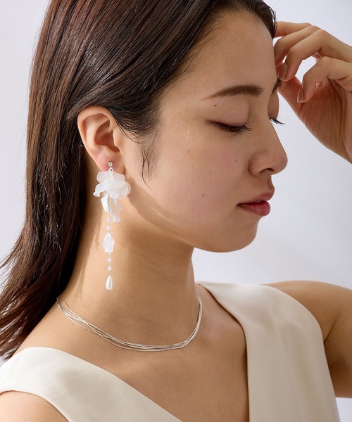 CALIN STANDARD(カリンスタンダード)の「◆◆金属アレルギー対応◆◆〈ecru〉シルキーフラワーイヤリング(イヤリング・レディース・ホワイト・FREE)」の8枚目の写真