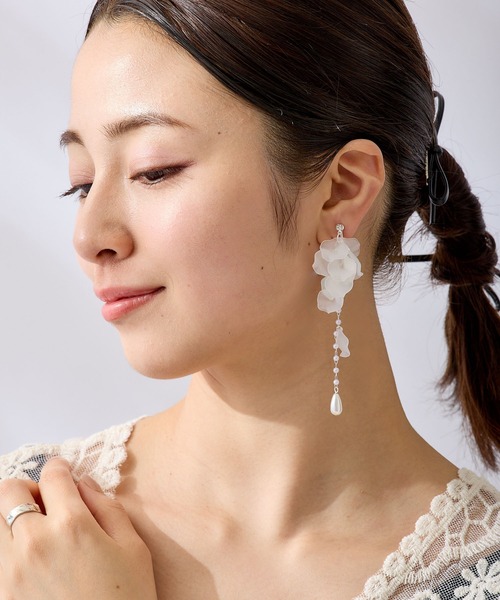 CALIN STANDARD(カリンスタンダード)の「◆◆金属アレルギー対応◆◆〈ecru〉シルキーフラワーイヤリング(イヤリング・レディース・ホワイト・FREE)」の9枚目の写真