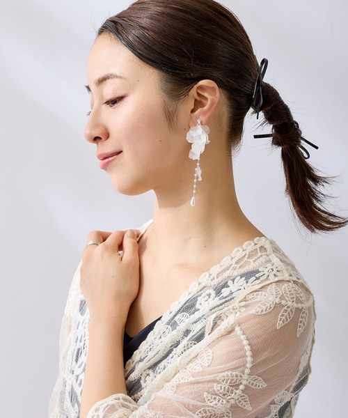 CALIN STANDARD(カリンスタンダード)の「◆◆金属アレルギー対応◆◆〈ecru〉シルキーフラワーイヤリング(イヤリング・レディース・ホワイト・FREE)」の10枚目の写真