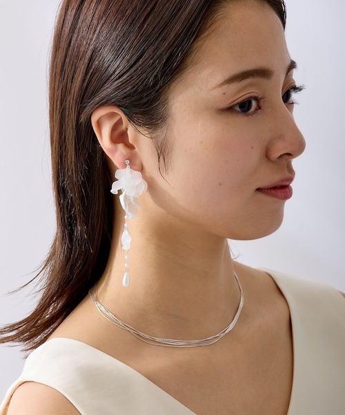 CALIN STANDARD(カリンスタンダード)の「◆◆金属アレルギー対応◆◆〈ecru〉シルキーフラワーイヤリング(イヤリング・レディース・ホワイト・FREE)」の2枚目の写真