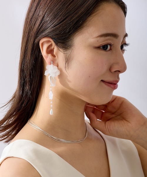 CALIN STANDARD(カリンスタンダード)の「◆◆金属アレルギー対応◆◆〈ecru〉シルキーフラワーイヤリング(イヤリング・レディース・ホワイト・FREE)」の3枚目の写真