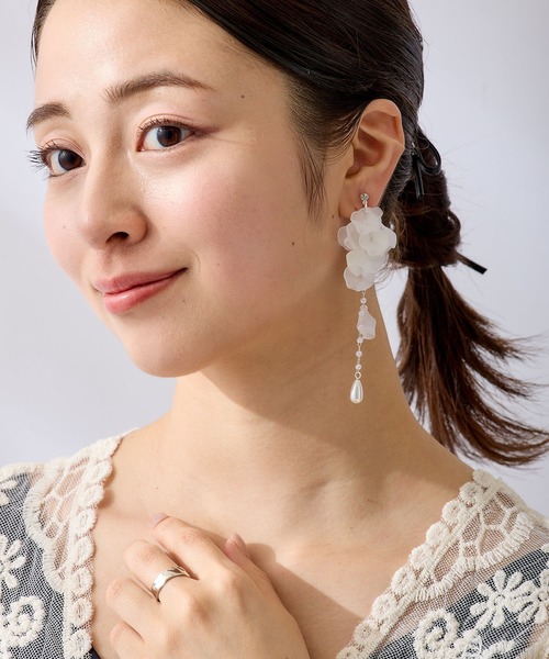CALIN STANDARD(カリンスタンダード)の「◆◆金属アレルギー対応◆◆〈ecru〉シルキーフラワーイヤリング(イヤリング・レディース・ホワイト・FREE)」の5枚目の写真