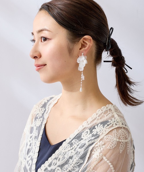 CALIN STANDARD(カリンスタンダード)の「◆◆金属アレルギー対応◆◆〈ecru〉シルキーフラワーイヤリング(イヤリング・レディース・ホワイト・FREE)」の6枚目の写真
