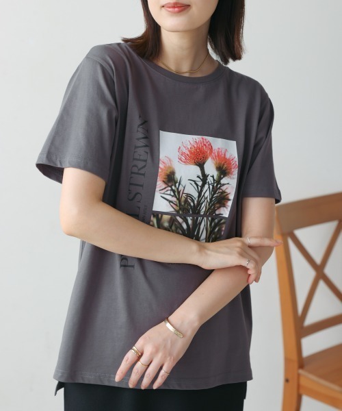 Bou Jeloud(ブージュルード)の「フォトフラワーTシャツ(Tシャツ/カットソー・レディース・チャコールグレー/オフホワイト・MEDIUM)」の2枚目の写真
