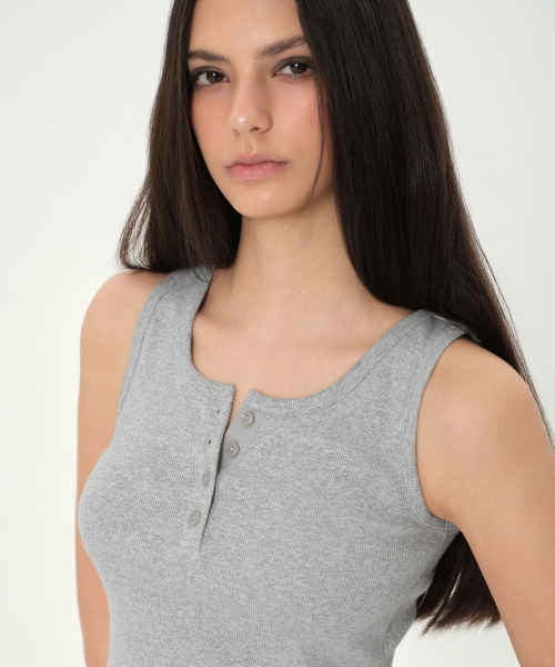 MUSINSA STANDARD WOMAN（ムシンサスタンダードウーマン）の「ウィメンズヘンリーネックタンクトップ[ミディアムグレー]（Tシャツ/カットソー・レディース・その他・LARGE/X-SMALL/SMALL/MEDIUM）」の3枚目の写真