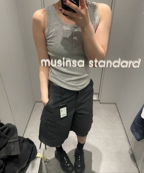 MUSINSA STANDARD WOMAN（ムシンサスタンダードウーマン）の「ウィメンズヘンリーネックタンクトップ[ミディアムグレー]（Tシャツ/カットソー・レディース・その他・LARGE/X-SMALL/SMALL/MEDIUM）」の8枚目の写真