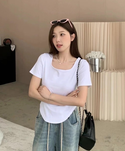 shopnikoniko（ショップニコニコ）の「スクエアネック 裾カーブ 無地Tシャツ（Tシャツ/カットソー・レディース・ブラック/ホワイト・フリー）」の5枚目の写真