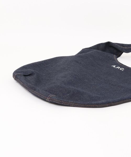 A.P.C.(アーペーセー)の「NEIGE EN DENIM(ハンドバッグ・メンズ・ネイビー・ONESIZE)」の5枚目の写真
