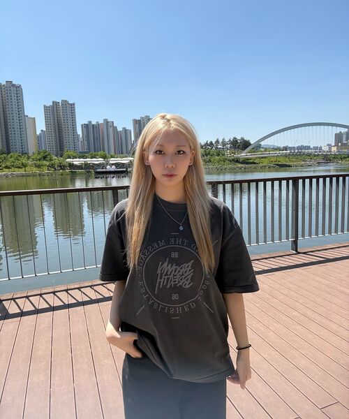 BROWNBREATH（ブラウンブレス）の「STAMP TAG PIGMENT TEE - CHARCOAL（Tシャツ/カットソー・レディース・その他・SMALL/MEDIUM/LARGE/X-LARGE）」の8枚目の写真